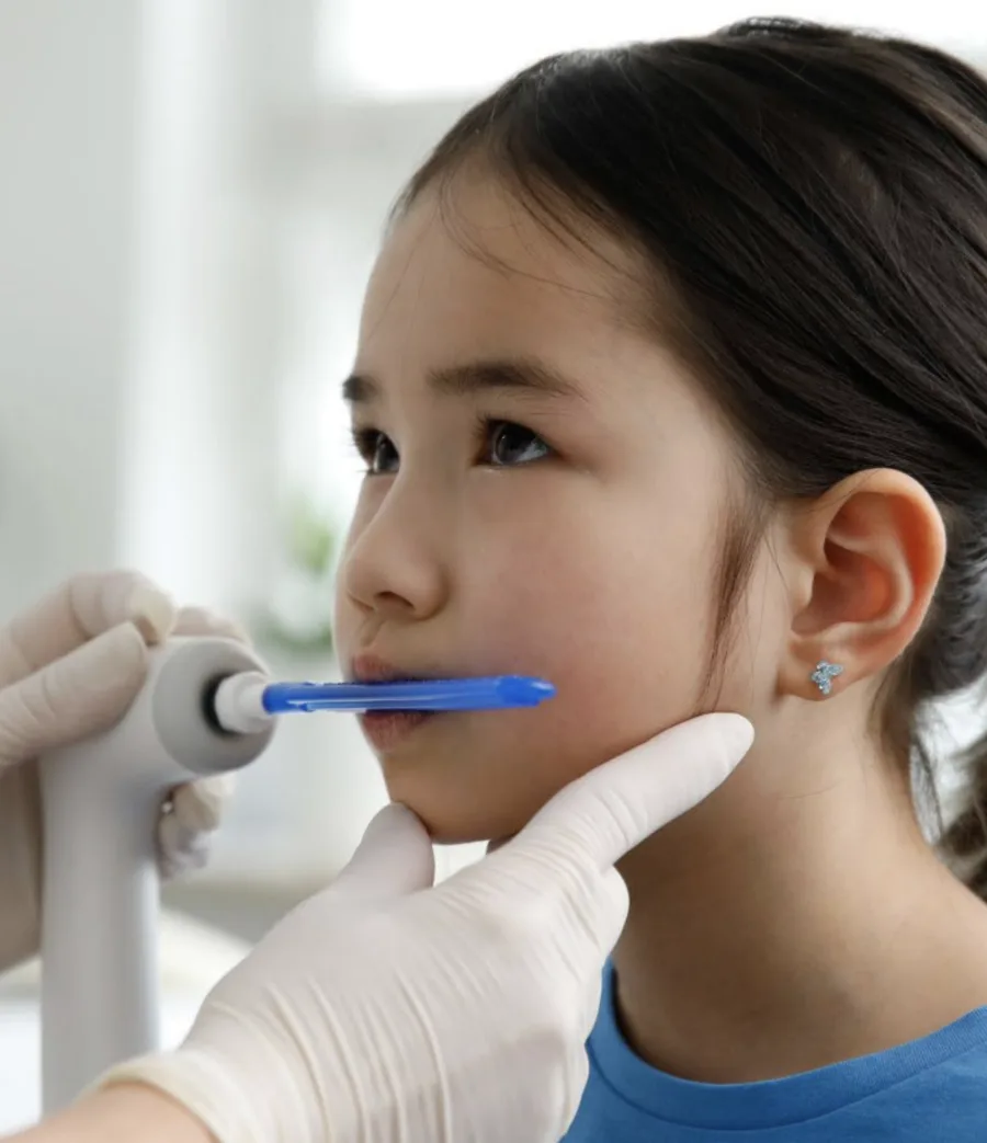 Applicazione intra-orale della terapia a vibrazione locale in seduta logopedica