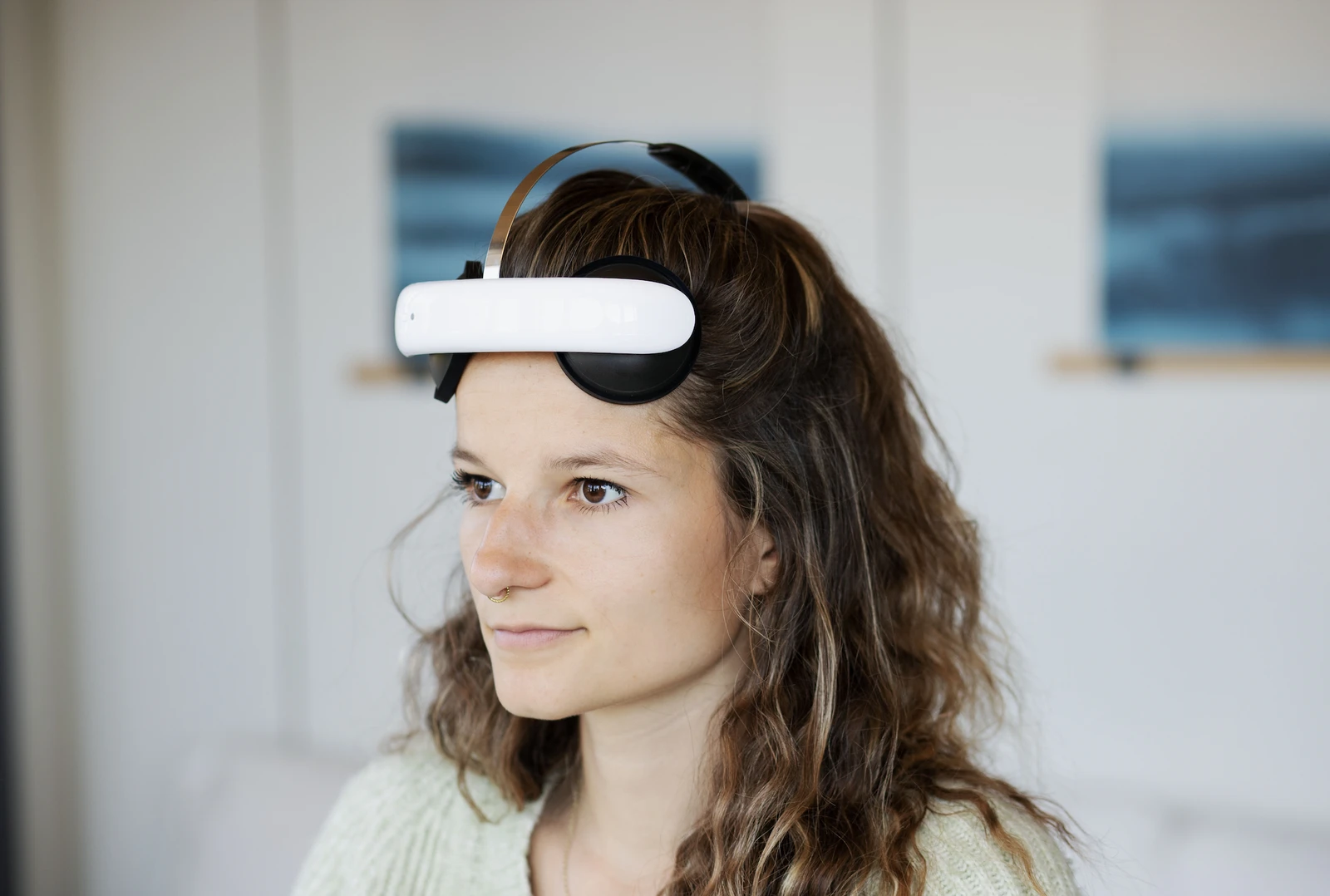 Persona che indossa un dispositivo per la stimolazione transcranica (tDCS)
